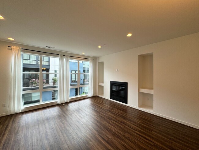 Building Photo - Luxury townhouse for rent