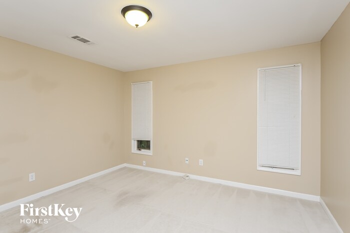 Building Photo - 240 Hollyberry Ln