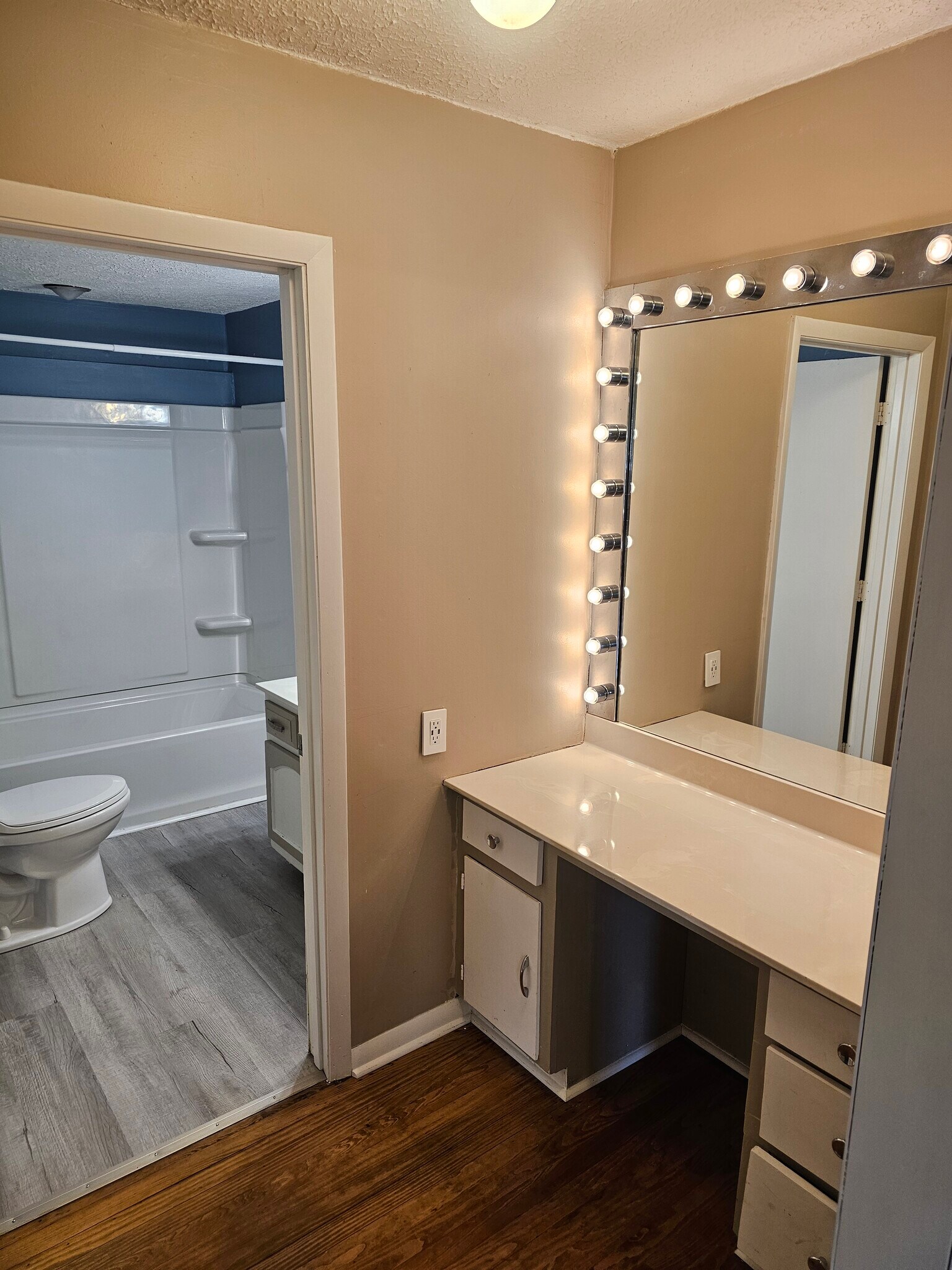 Building Photo - 1927 Lone Oak Rd