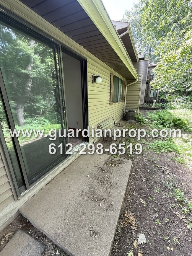 Building Photo - One Level End Unit Townhouse Available Now...