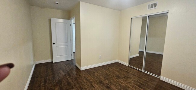 Building Photo - 75(611)