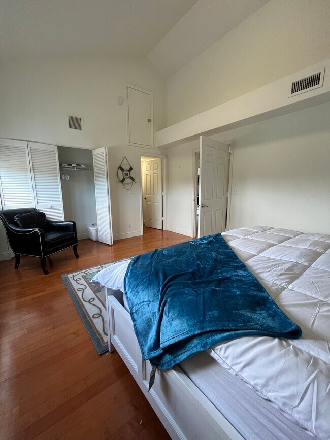 Bdrm 202 - 1100 6th Ave S