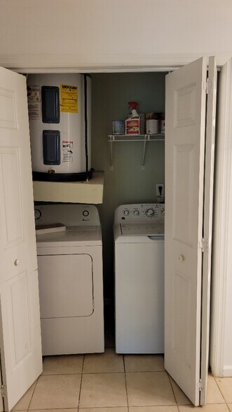 Building Photo - 700 Daniel Ellis Dr