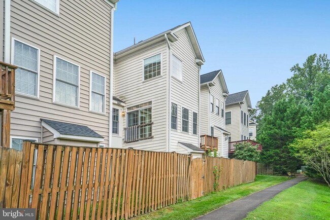 Building Photo - 4684 Carisbrooke Ln