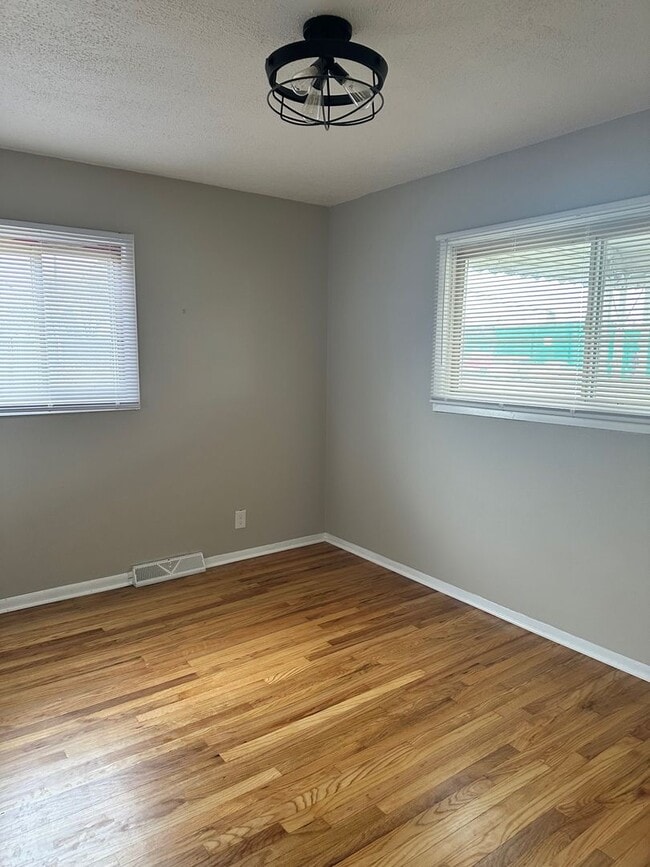 Building Photo - 3 bdrm with finished basement!