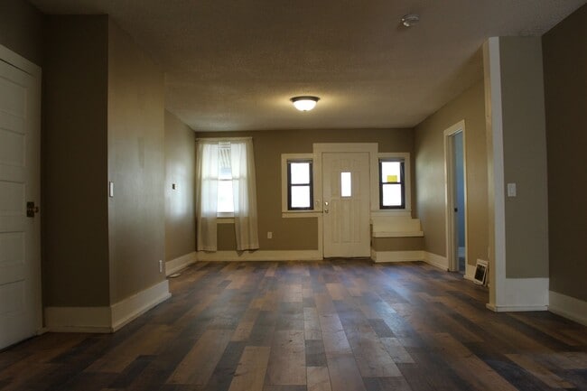 Building Photo - 3 Bedroom - one level