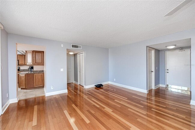 Building Photo - 736 Island Way