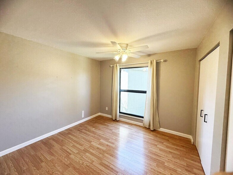 Building Photo - 321 Sandtree Dr