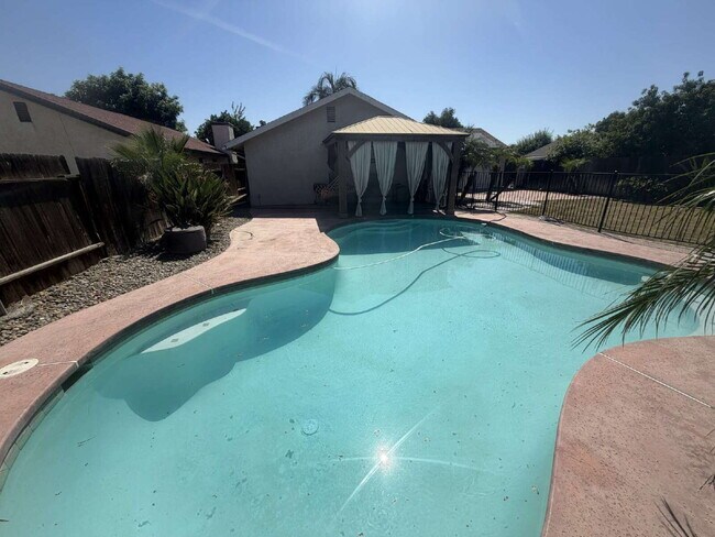 Building Photo - Beautiful 3 Bed / 2 Bath Home with Backyard Oasis & Pool!