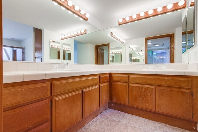 Building Photo - Prime Carlsbad Location - Available July 2025