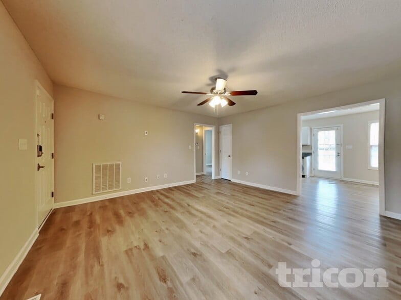 Building Photo - 1037 Cove Cir