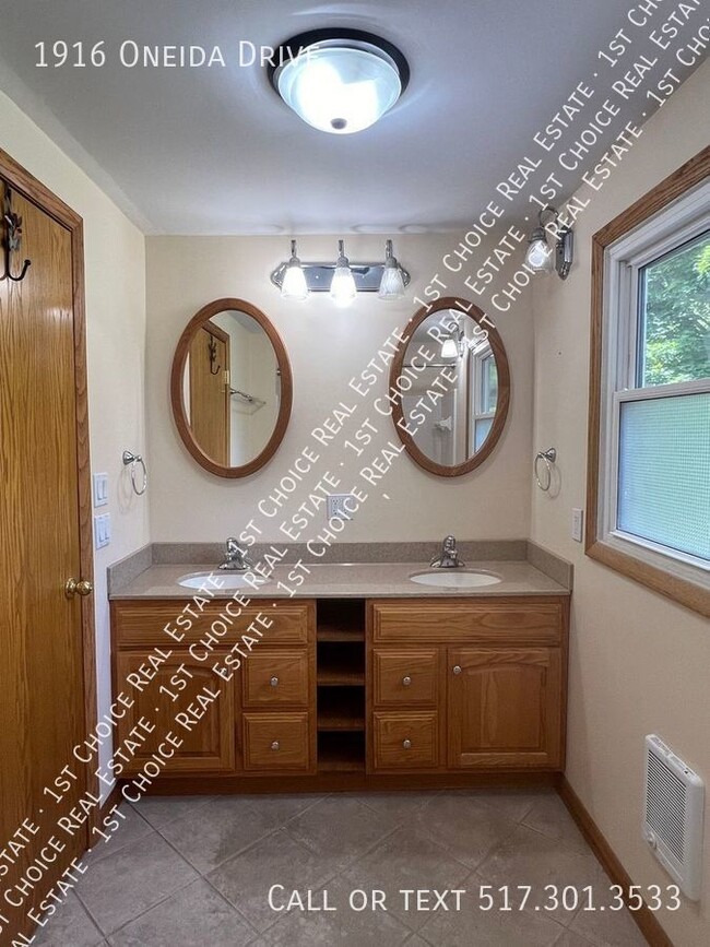 Building Photo - 1916 Oneida Dr