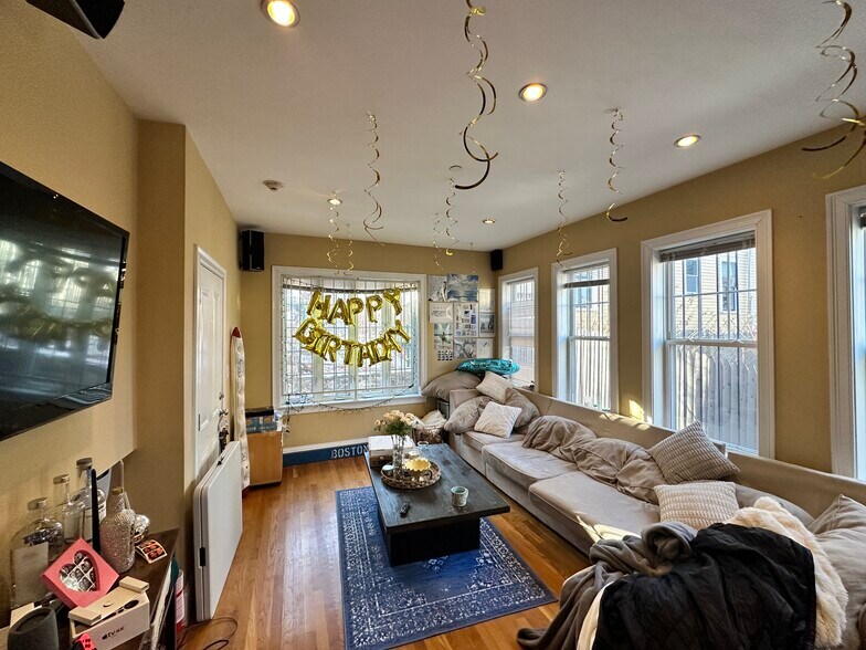 Building Photo - 148 Hillside St