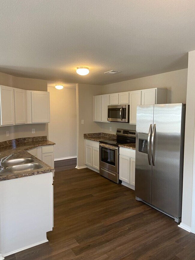 Building Photo - Now Pre-Leasing! Beautiful Three Bedroom | Two Bathroom Home in Fairview Haven