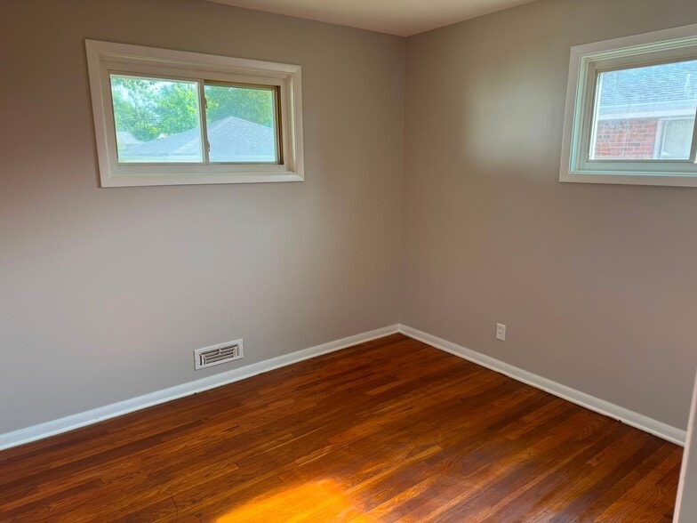 Building Photo - 15917 Steinway Blvd