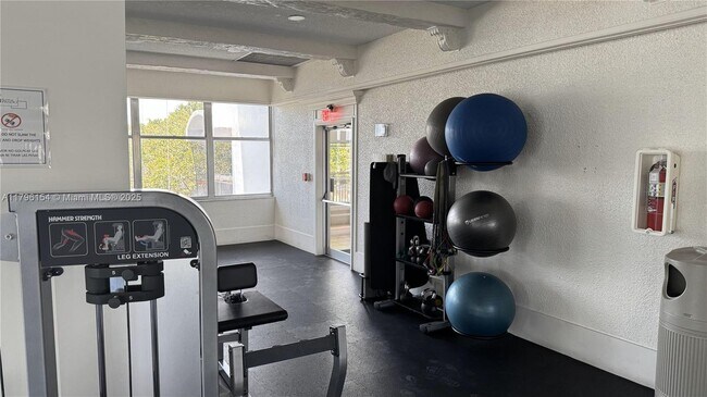 Building Photo - 18011 Biscayne Blvd