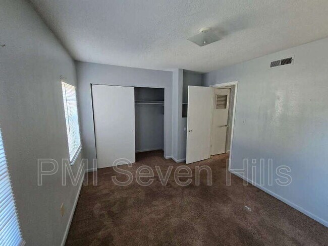 Building Photo - 2325 W Pensacola St