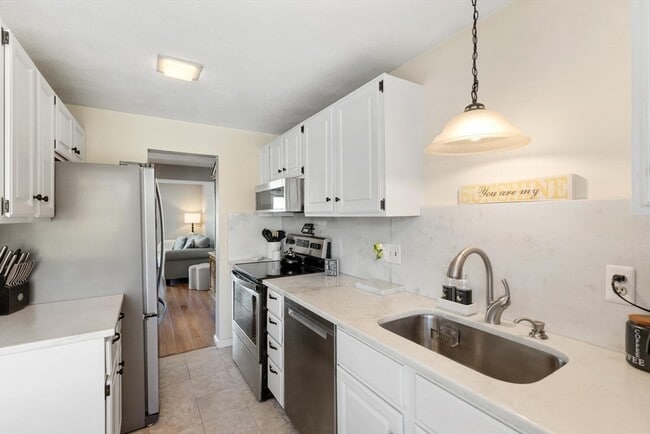 Building Photo - 320 Newbury St