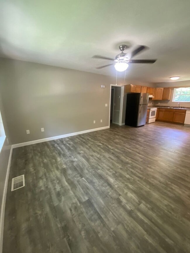 Building Photo - Now available 3 Bedroom 2 Bath Single Fami...