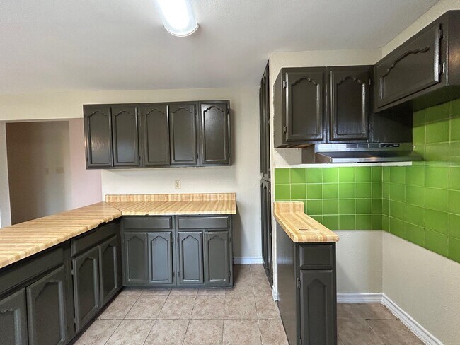 Building Photo - 1006 Laurel Dr