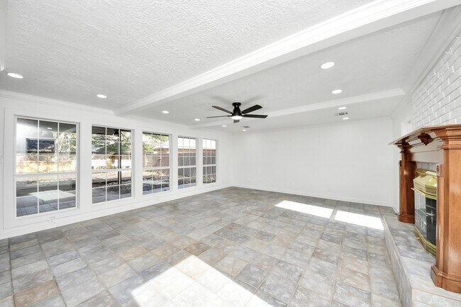 Building Photo - 616 S Rivershire Dr