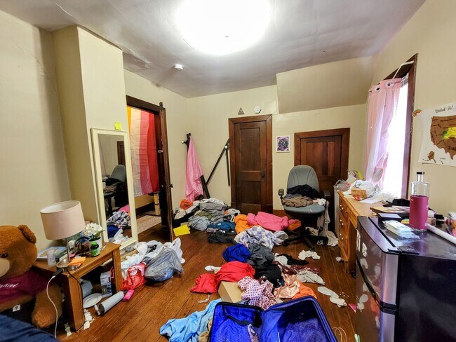 Building Photo - Charming House Located 1 Block From Campus