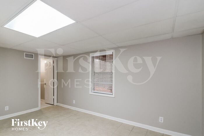 Building Photo - 2570 Paul Thomas Dr