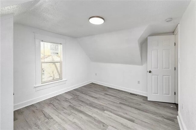 Building Photo - 3 bedroom 1 bath