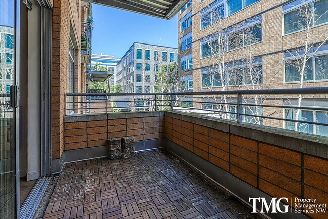 Building Photo - 2 Bed 2 Bath Downtown 3rd Floor Condo Wate...