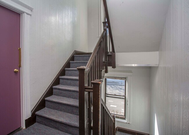 Building Photo - Great 1.5 Bed Located Close to Green Line and Dunkins'!