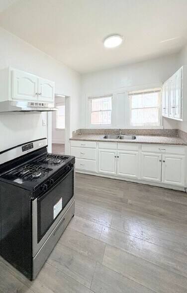 Building Photo - 435 W 4th St