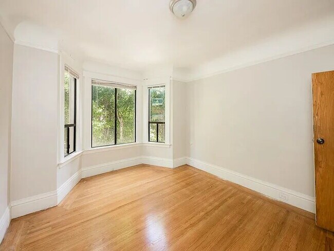 Building Photo - "Experience Vibrant San Francisco Living in This Spacious 4-Bedroom, 2-Bath Gem on Jones Street!"