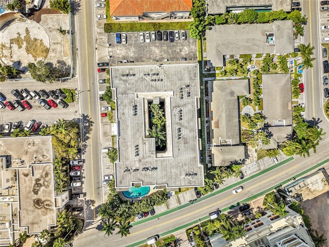 Building Photo - 9700 W Bay Harbor Dr