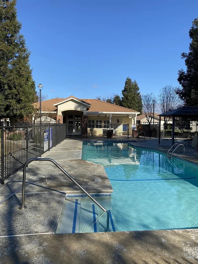 Building Photo - 3370 Spring Garden Dr