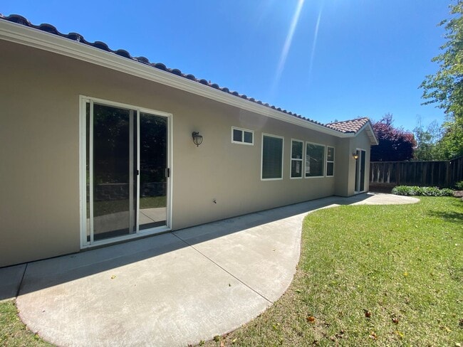 Building Photo - 4 bedroom in Paso Robles