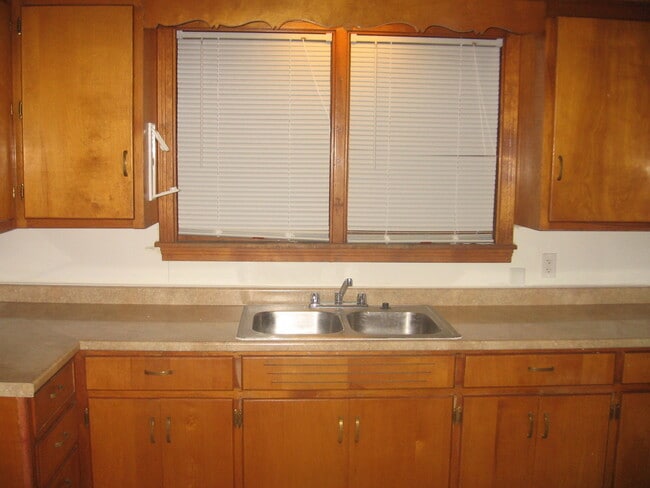 Building Photo - Court St Duplex