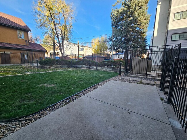Building Photo - Cherry Creek Beautiful and Bright 1 Bed 1 Bath Condo
