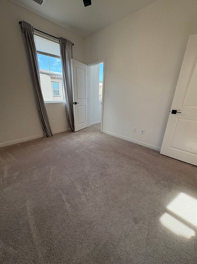 Building Photo - Beautiful Home Bedford Community!