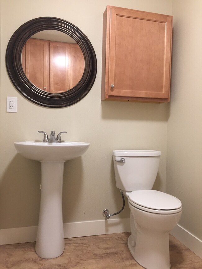 Building Photo - Updated 2 Bedroom Townhome for Rent in Loveland: Shared Garage, Patio, Washer/Dryer Hookups