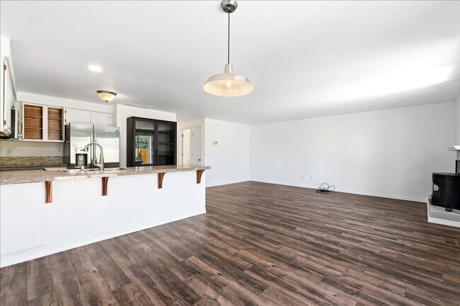 Building Photo - 3 Bedroom 2.5 Bathroom Townhouse in Southeast Boise
