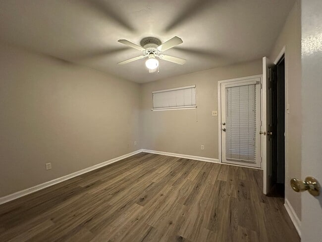 Building Photo - 2 story unit off E Park Ave avail NOW!