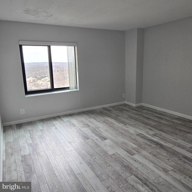Building Photo - 307 Yoakum Pkwy