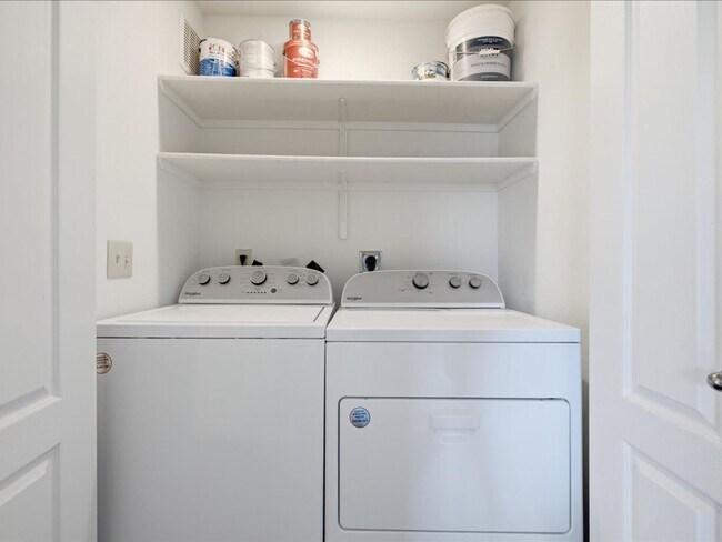 Building Photo - Charming 1 Bed / 1 Bath with Resort-Style Amenities!