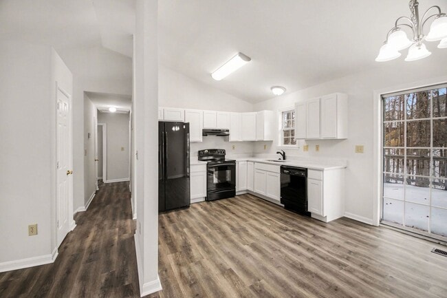 Building Photo - AVAILABLE NOW-3 Bedroom Split foyer in Stafford