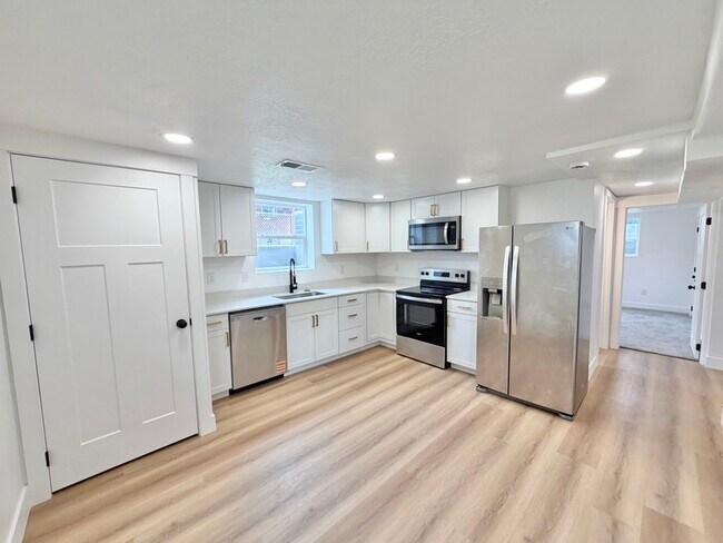 Building Photo - 651 N 800 W St