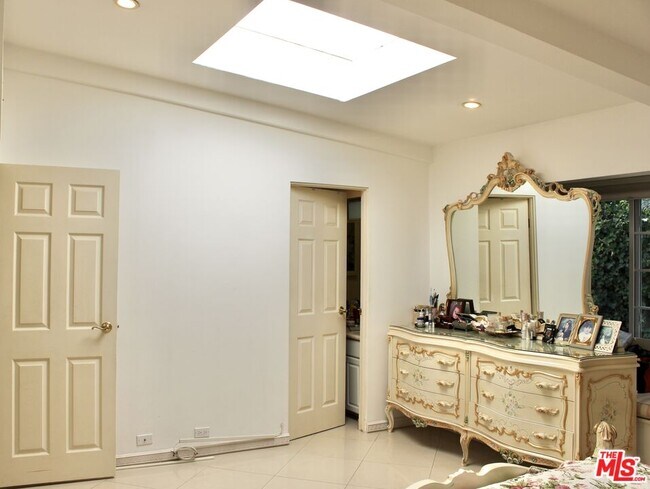 Building Photo - 1265 Bienveneda Ave