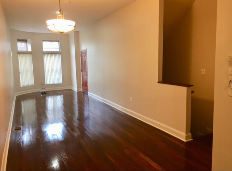 Building Photo - 2223 Brookfield Ave