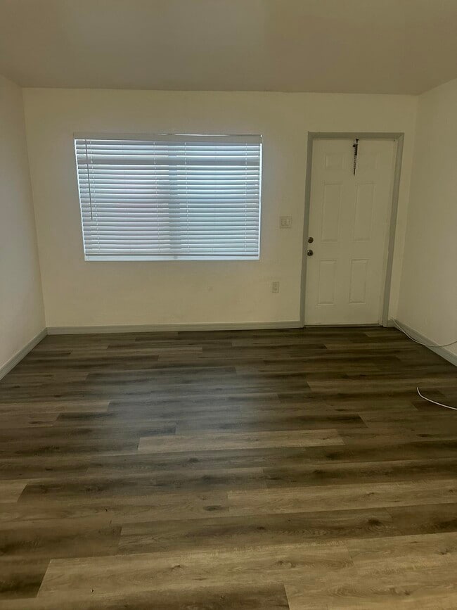 Building Photo - 555 W 6th St