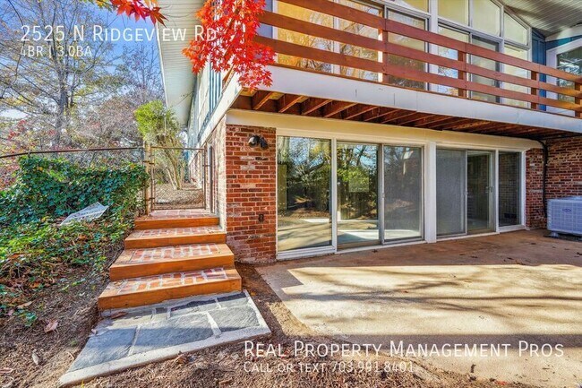 Building Photo - 2525 N Ridgeview Rd