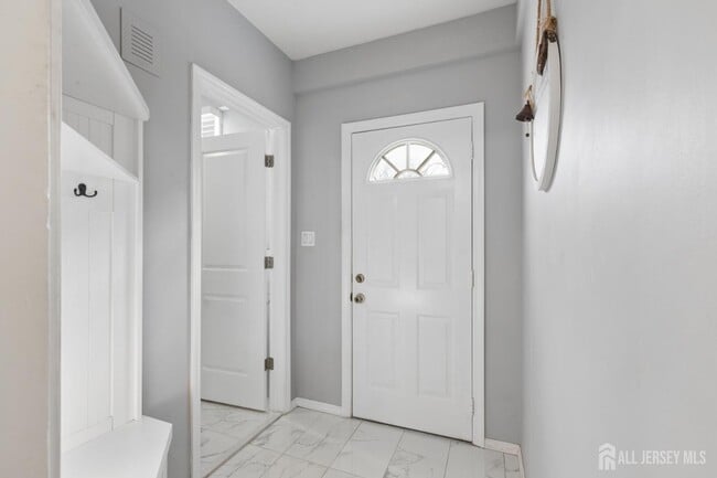 Building Photo - 415 Main St